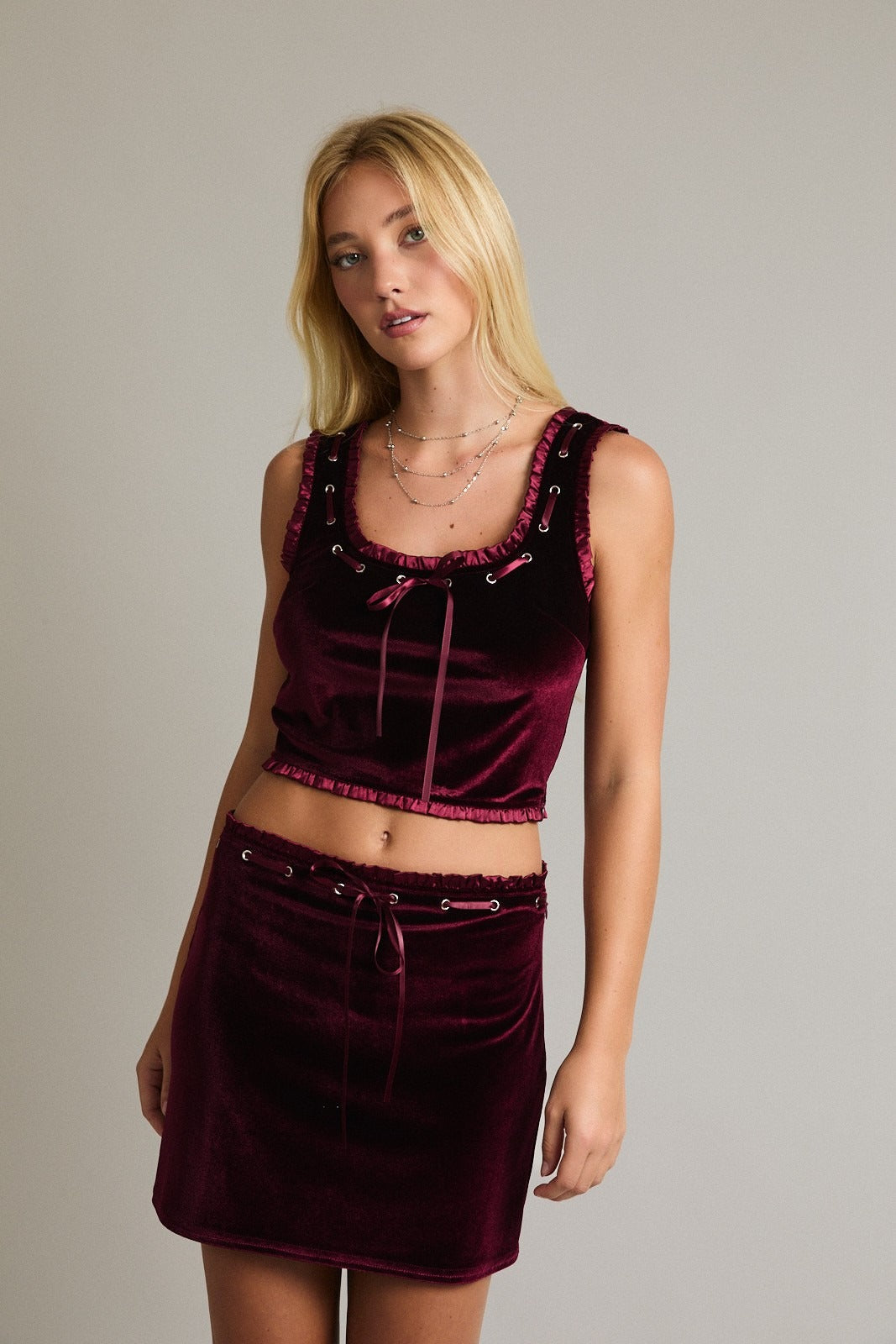 Top Corto de Terciopelo Rojo Burdeos con Detalle de Cordones - Estilo Boutique