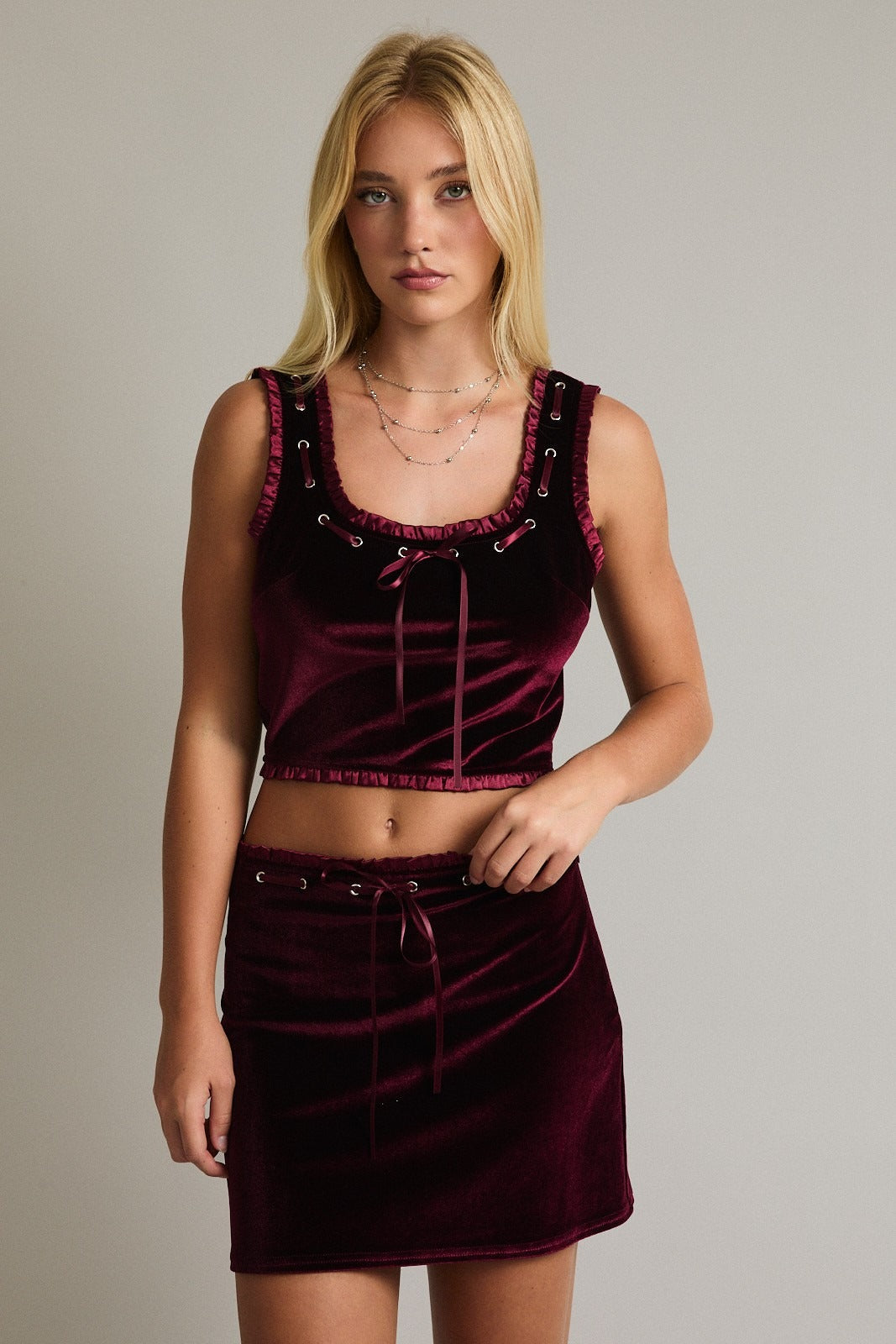 Minifalda de Terciopelo Burdeos con Detalle de Cordones - Estilo Boutique