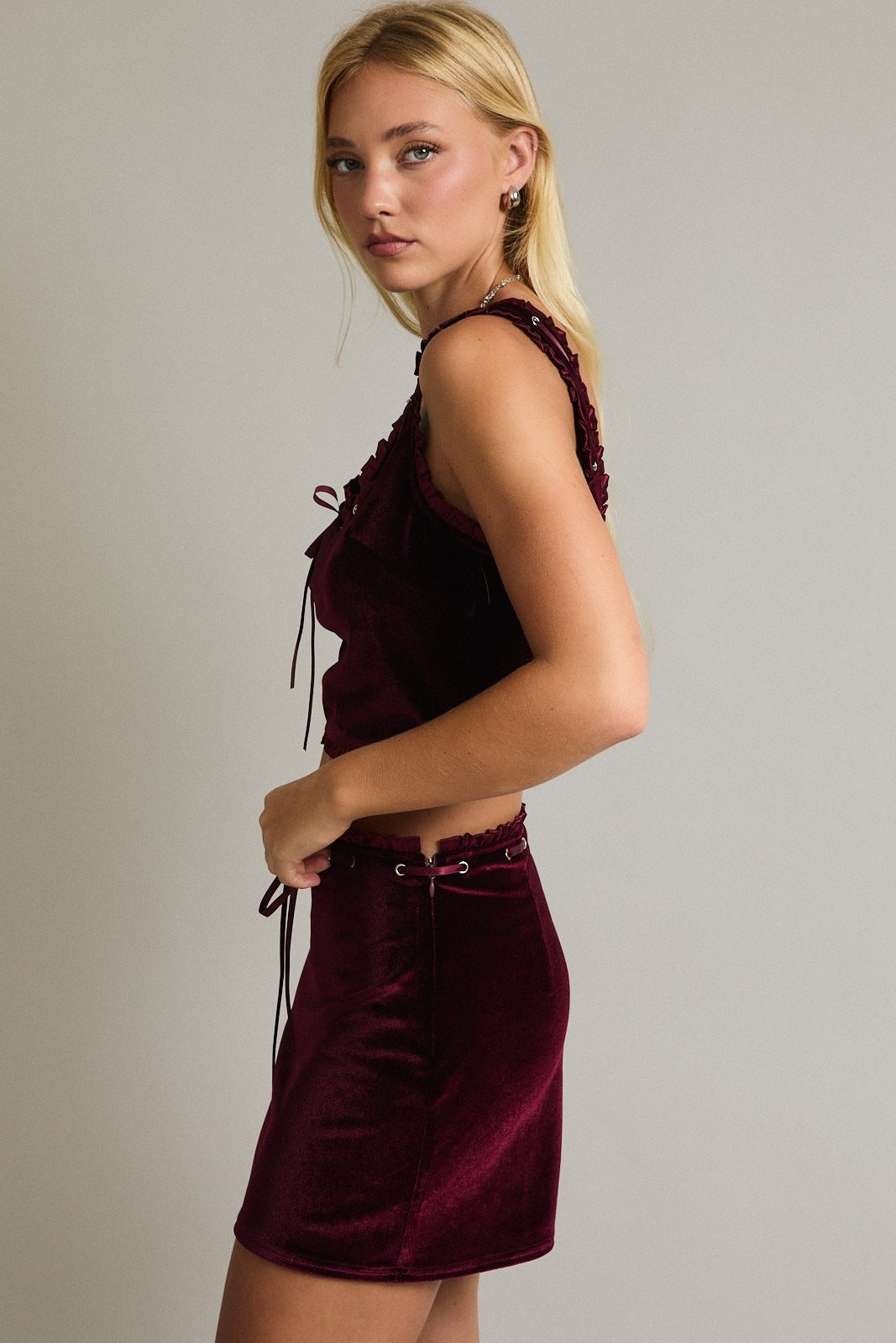 Top Corto de Terciopelo Rojo Burdeos con Detalle de Cordones - Estilo Boutique