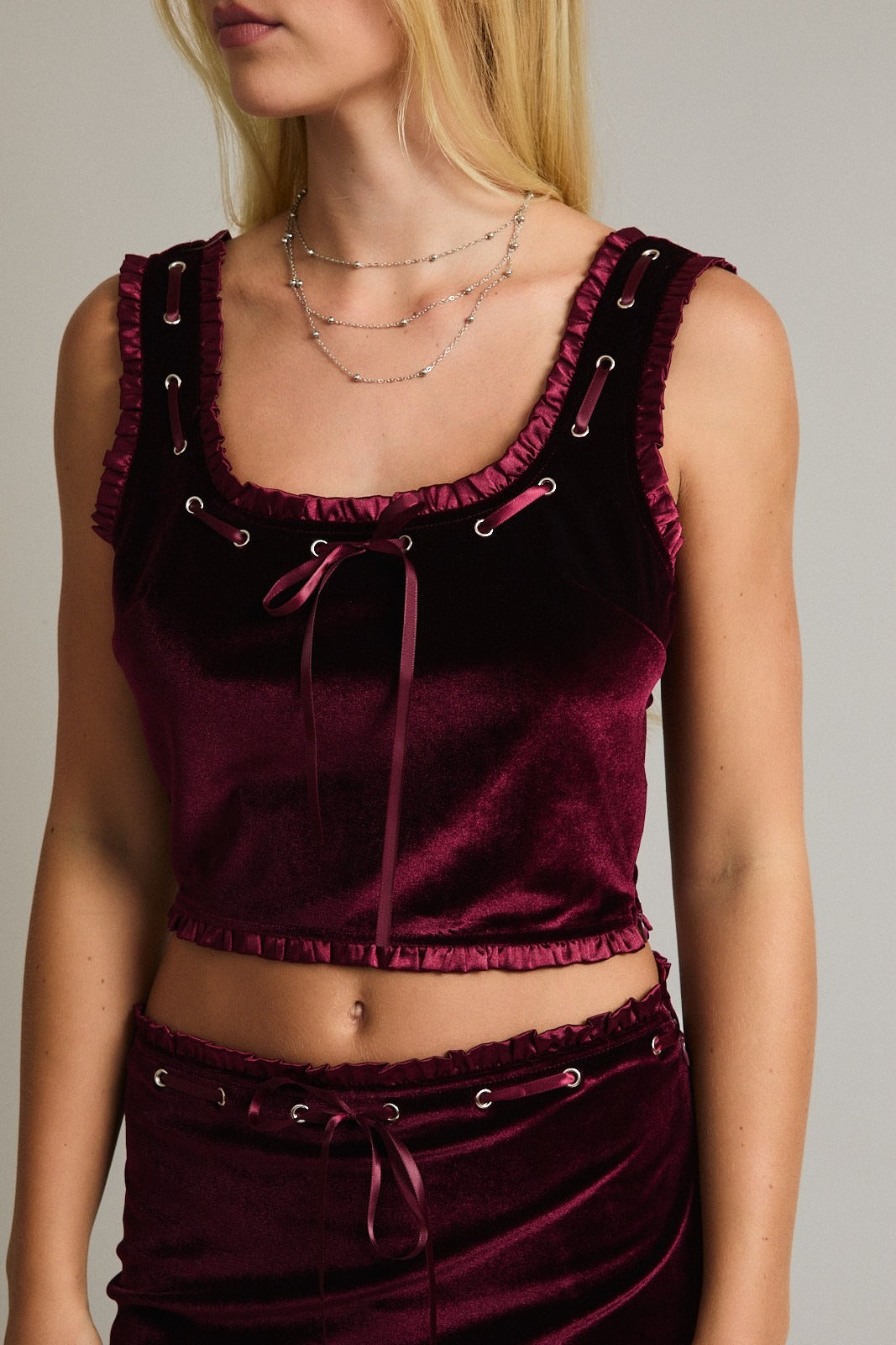 Minifalda de Terciopelo Burdeos con Detalle de Cordones - Estilo Boutique
