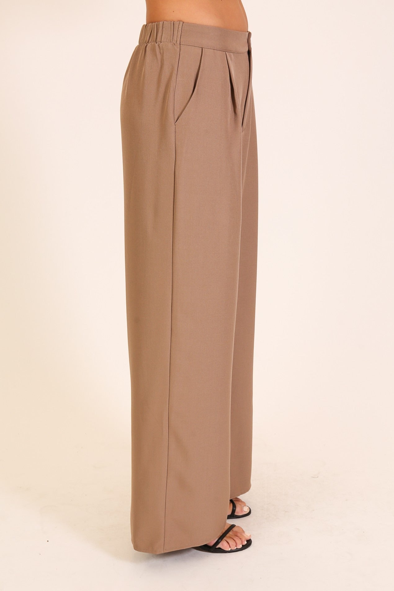 Pantalones Largos de Tiro Alto Color Café con Bolsillos
