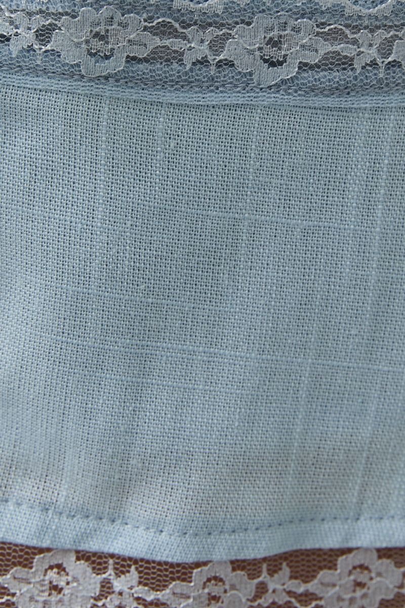 Blusa de Lino con Cuello Cuadrado, Encaje y Botones - Azul Claro
