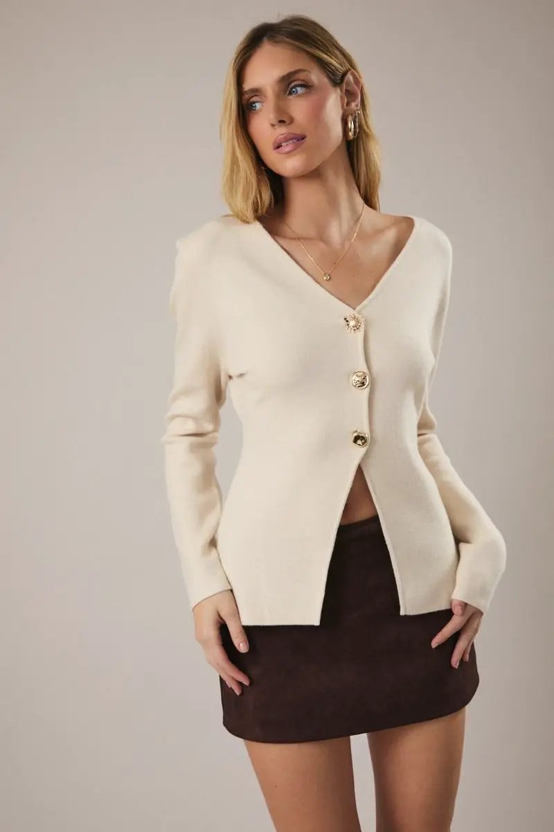 Suéter Cardigan Beige Manga Larga con Cuello en V Botones Dorados by Sunday Edition