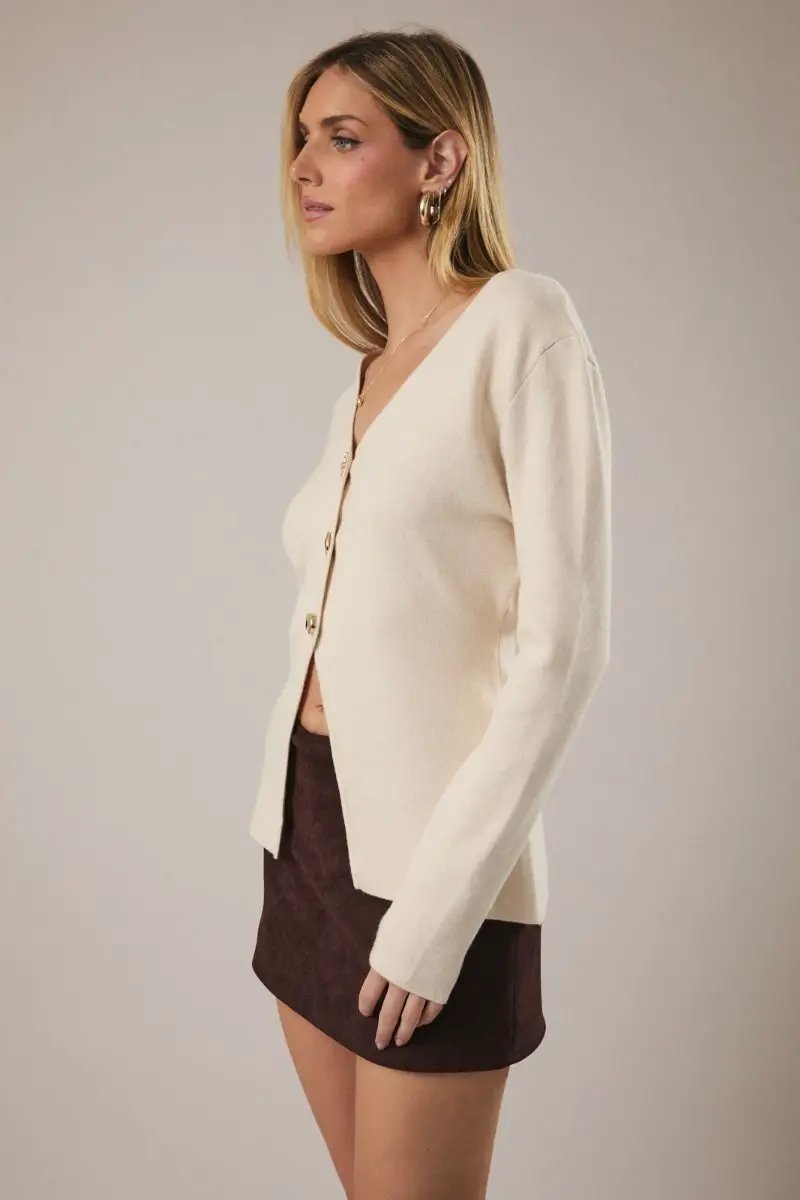 Suéter Cardigan Beige Manga Larga con Cuello en V Botones Dorados by Sunday Edition