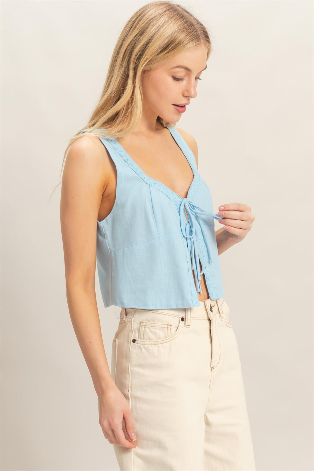 Blusa Romántica de Lino y Rayón en Azul Pastel con Detalle de Encaje y Escote en V