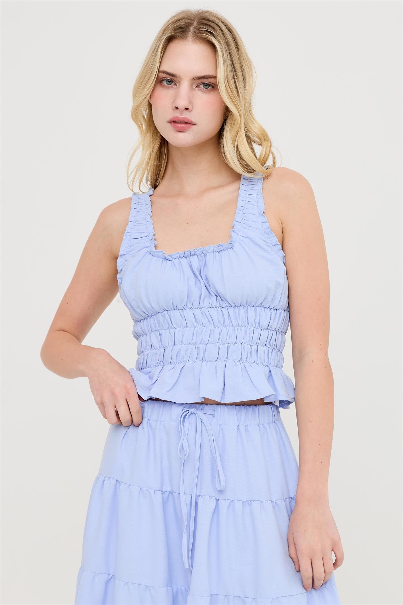 Blusa Romántica Azul Pastel con Escote Cuadrado y Detalle Fruncido