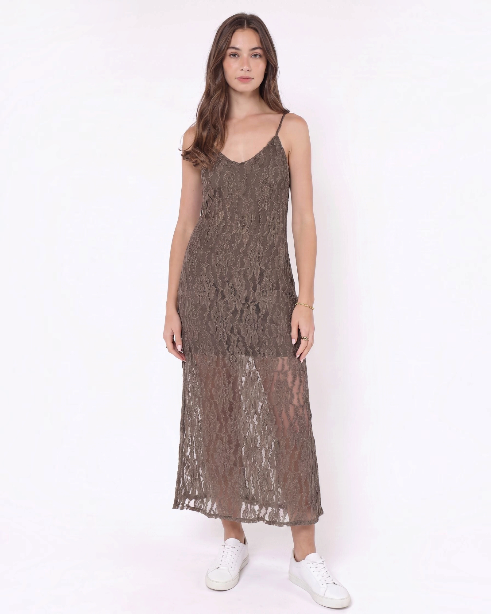 Studio photo of Vestido encaje verde olivo in Edit: no pamts under dress