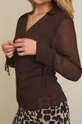 Blusa Chocolate Manga Larga Mujer Elegante con Cuello V y Botones | Top Casual by Yanet Collective