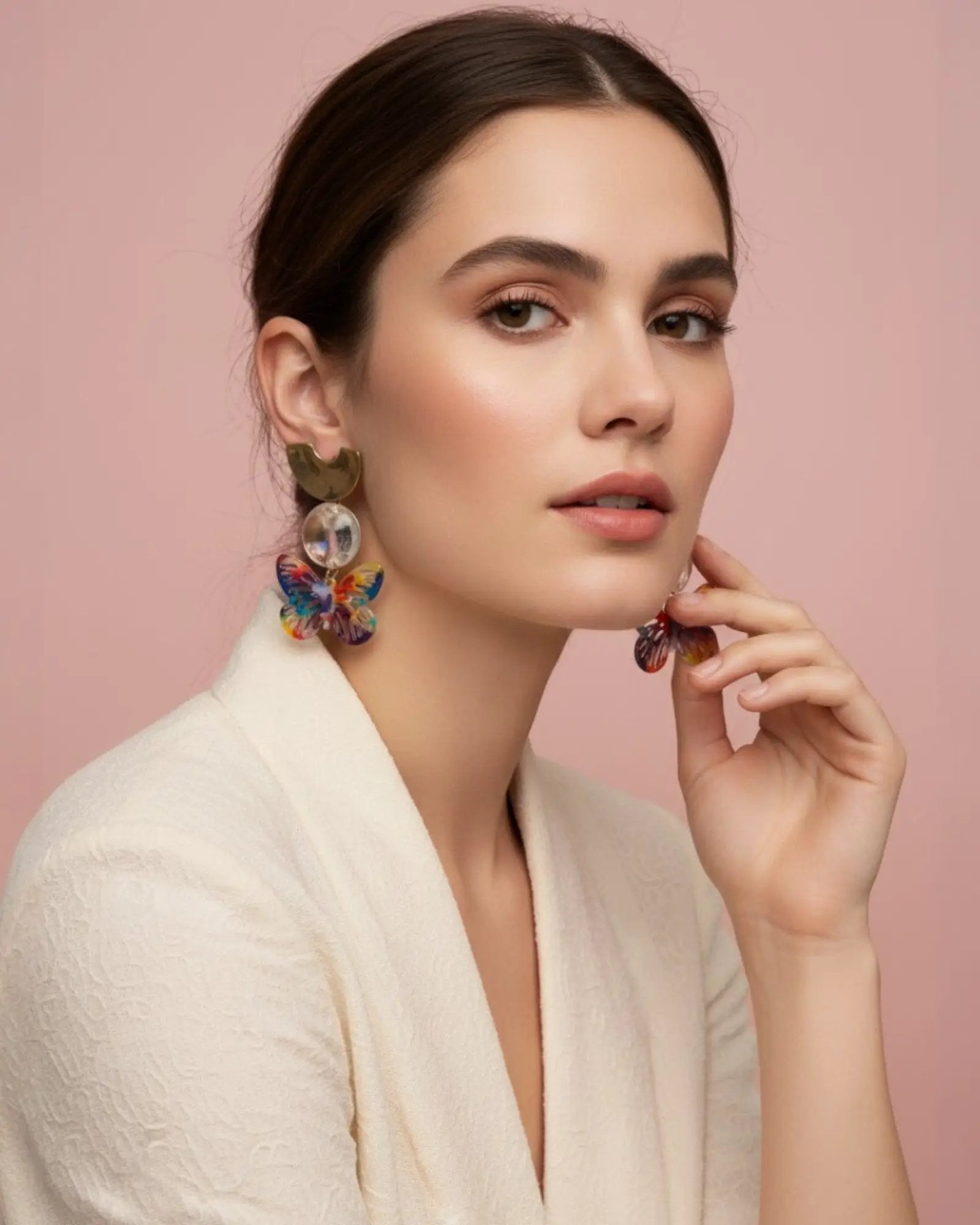 Aretes Mariposa Multicolor con Charm Dorado y Dije Transparente | Joyería Artesanal Bohemia Mujer by Yanet Collective