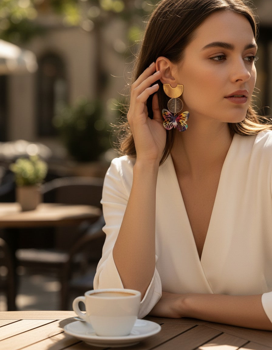 Aretes Mariposa Multicolor con Charm Dorado y Dije Transparente | Joyería Artesanal Bohemia Mujer by Yanet Collective