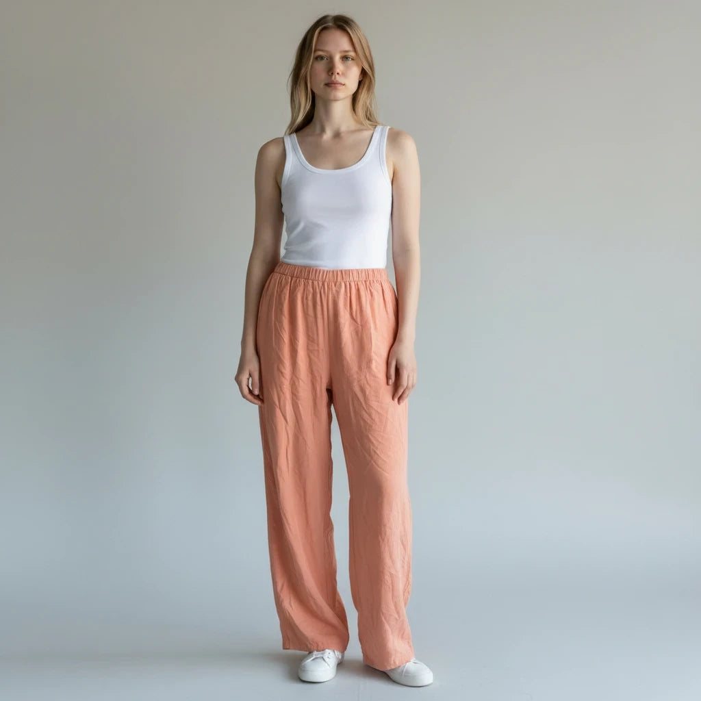 Modelo vistiendo pantalones wide-leg Yanet Collective en color melocotón con cintura elástica y cordón ajustable