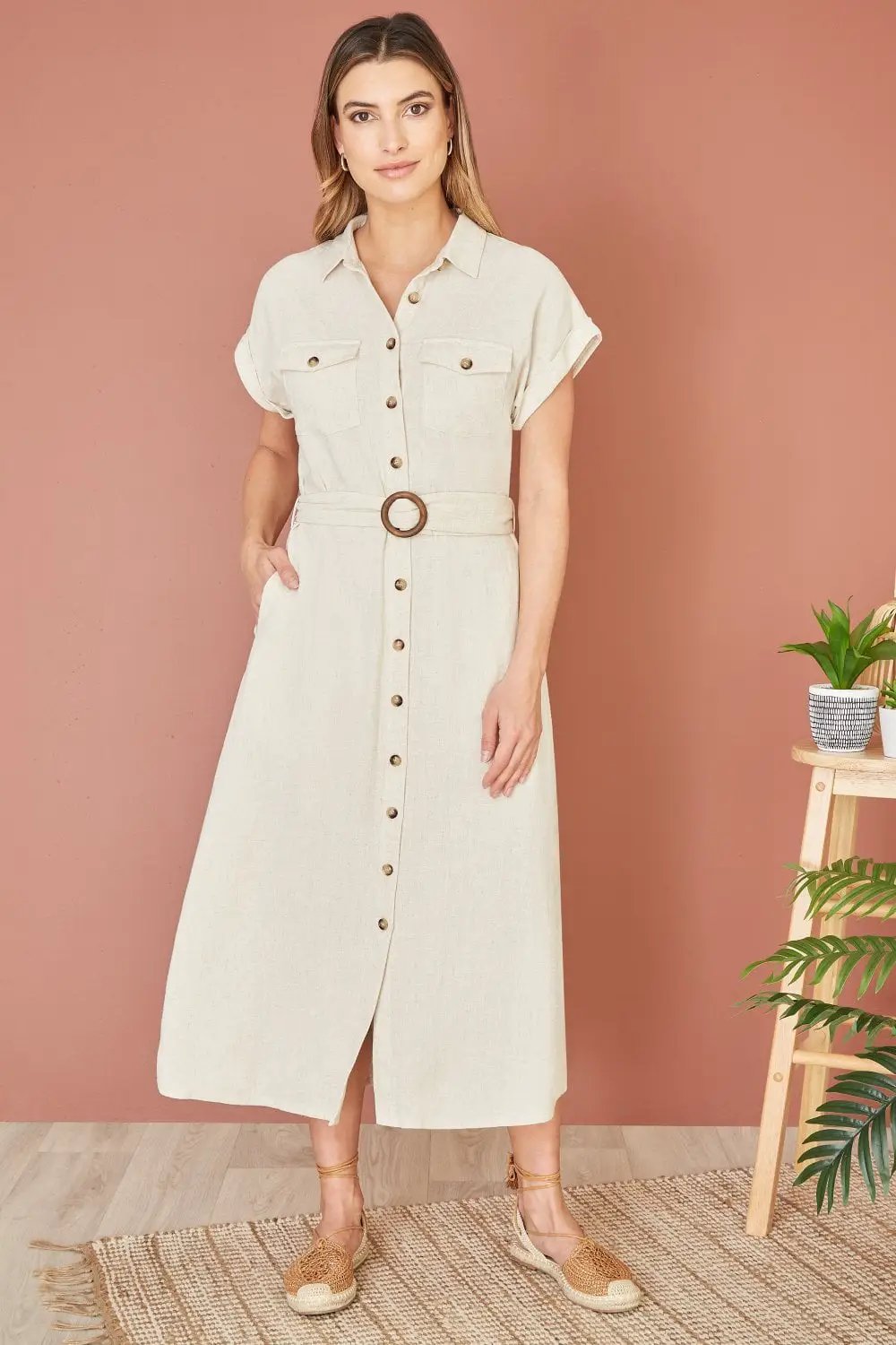 Vestido beige lino con cinturon abotonado manga corta by Yanet Collective