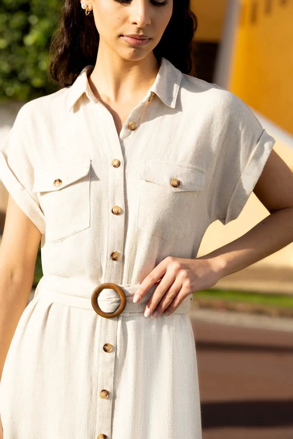 Vestido beige lino con cinturon abotonado manga corta by Yanet Collective